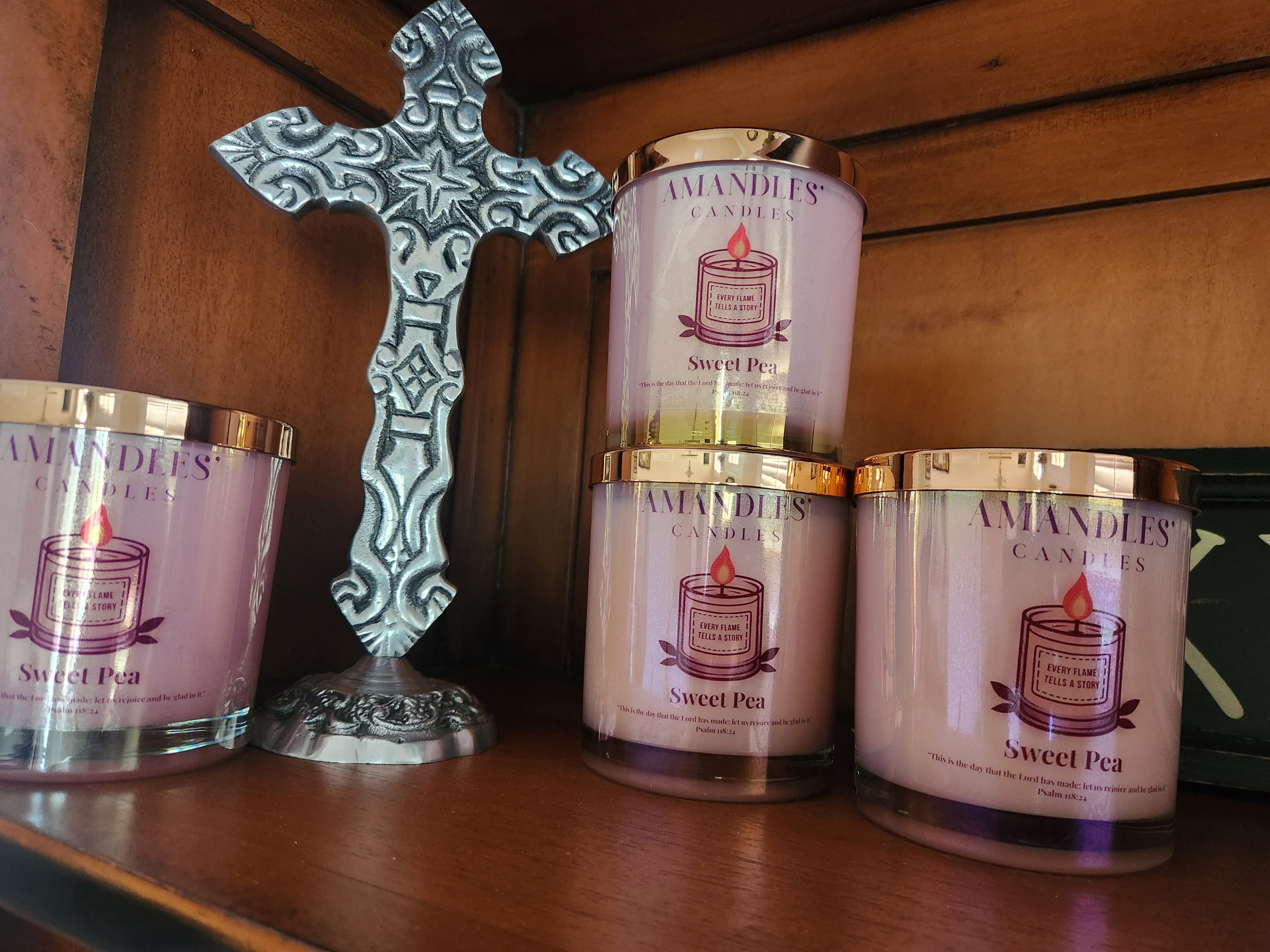 Sweet pea 14oz Soy wax scented candle that is vibrant, youthful, and cheerful blend of dewy florals, crisp fruits, and soft musks.. Sweet pea delivers a playful, spring-like freshness with a slightly honeyed sweetness.