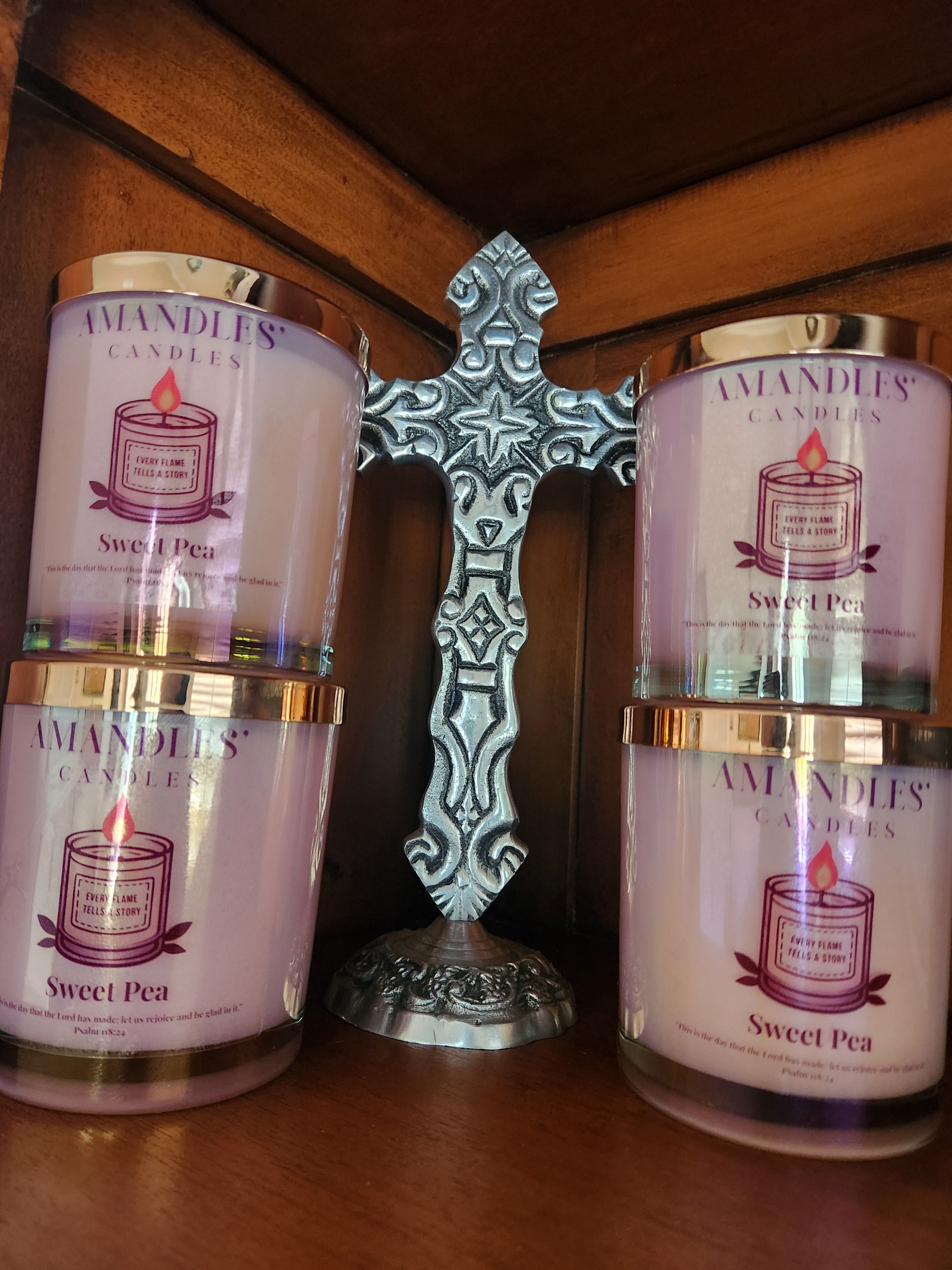 Sweet pea 14oz Soy wax scented candle that is vibrant, youthful, and cheerful blend of dewy florals, crisp fruits, and soft musks.. Sweet pea delivers a playful, spring-like freshness with a slightly honeyed sweetness.